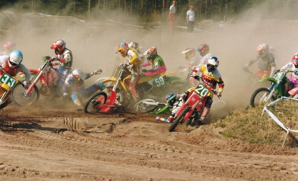 Rauman II-erän startti. No. 20 Janne Iivonen on ollut nopea. Rauma SM 250cc 1993